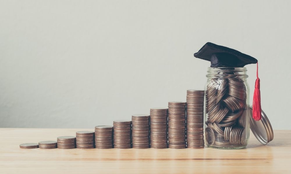 Should You Start Paying Off Student Loans While in School?