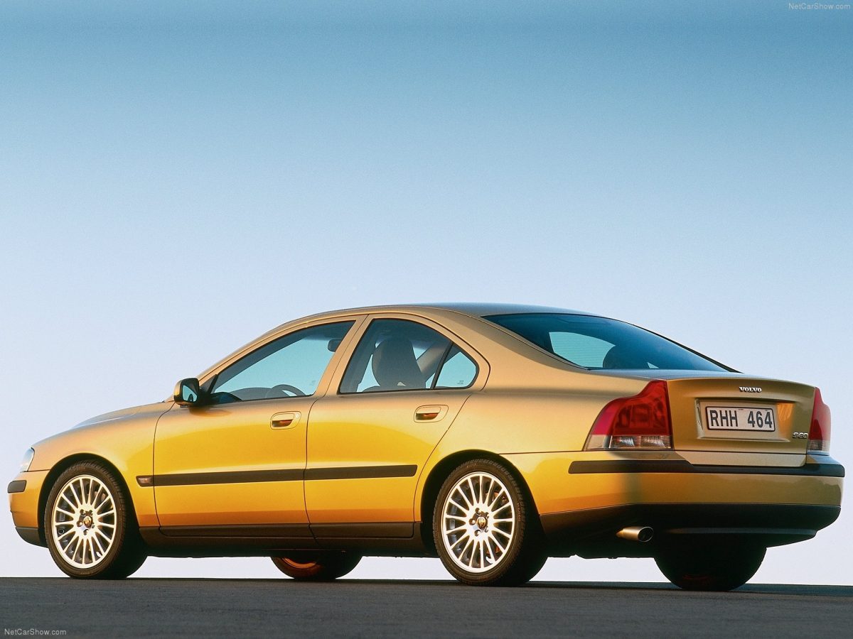 A Volvo S60 2000. 